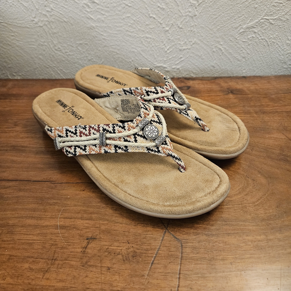 Minnetonka Sandals Womens Flip Flops Tan Canvas Chevron Size 9 Silver Medallion
